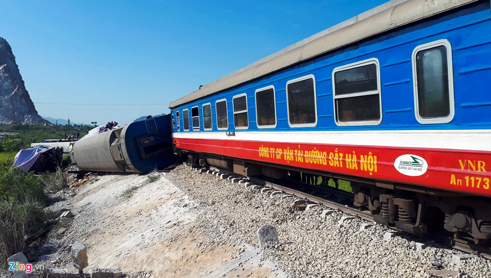 Đường sắt tê liệt sau vụ lật tàu ở Thanh Hóa